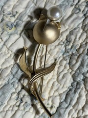 Woman’s Vintage Gold Tone Flower With Pearl Brooch Measuring 1.4/3.5 Inches