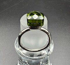 Vintage 1980s Retro Green Rhinestone Costume Ring – Size 8