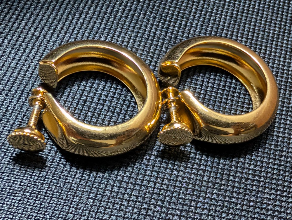 Vintage Monet Gold Tone Chunky Hoop Earrings Screw Back Non Pierced 1″