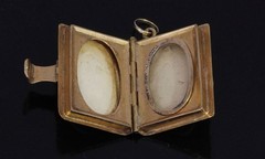 ANTIQUE 14K Gold Photo Locket Pendant Engraved Floral Estate Charm 4g