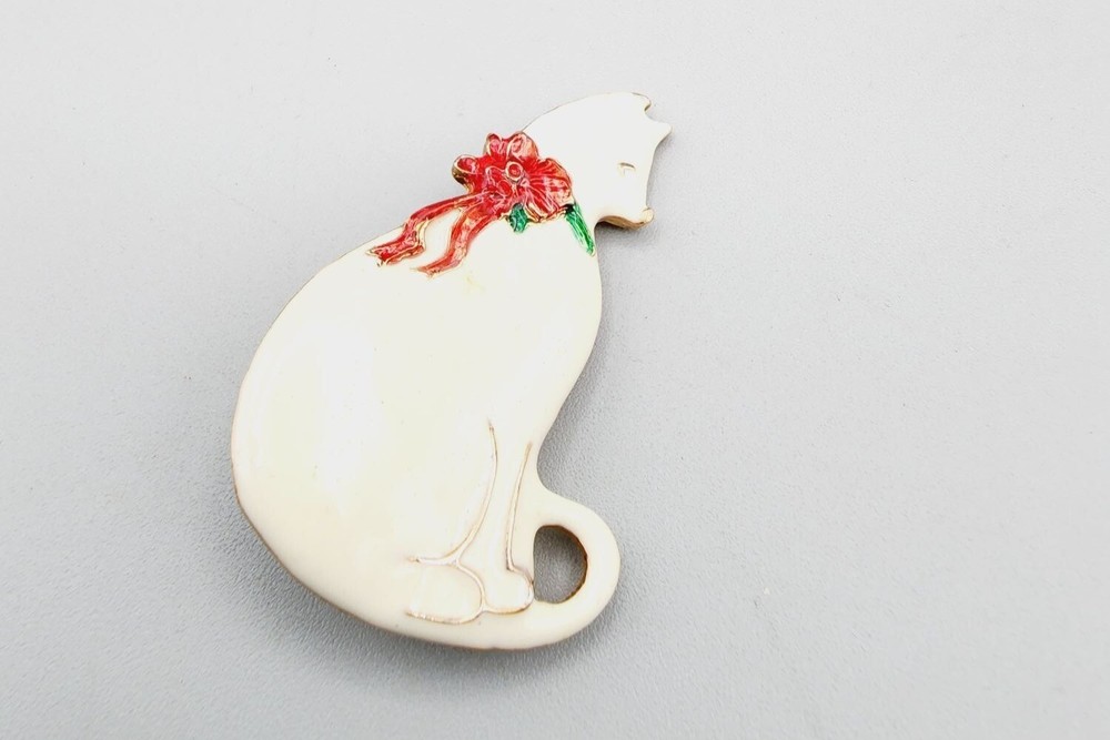 Enamel Vero White cat gold tone brooch pin 2 “