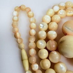 Vintage Mother of Pearl Graduated Bead Necklace 36″ Peach Cream MOP Barrel Clasp