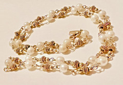 STUNNING VINTAGE SIGNED REVLON PEARL GOLD TONE STATION 24″ NECKLACE CLASSIC