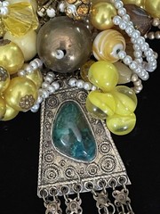 HUGE VINTAGE BROOCH HAND-WIRED GLASS BEADS Stone COLORFUL ATTRACTIVE FLOWER