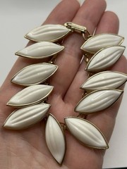 Vintage Barclay Thermoset Ribbed Leaves Necklace with Bracelet Set