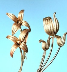 2 VINTAGE 60’s TEXTURED GOLD 2 TONE COPPER COLOR METAL ALLOY FLOWERS 3 INCH PINS