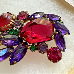 VTG. SIGNED WEISS PURPLE & PINK RHINESTONE BROOCH / RARE FANTASY INVERTED STONE