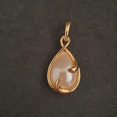 VTG Lady Remington Gold Tone Teardrop Faux Pearl Pendant Necklace Enhancer
