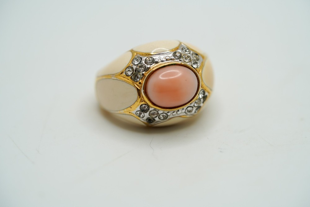 Vintage UNIQUE 18k HGE Fauk Angel Skin Coral Cream Enamel Ring Size 6.25 JB49