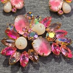 VTG Pink Molded Glass Pillow Rhinestone Brooch & Clip-On Earrings Set Juliana?