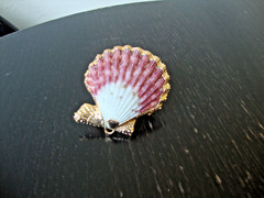 VTG HANDMADE NATURAL LACQUERED SEASHELL GOLD PLATED HINGED DRESS/SCARF CLIP