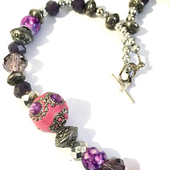 VINTAGE FUN GLASS ACRYLIC METAL PINK TONES BEADED NECKLACE 16″ TOGGLE CLASP