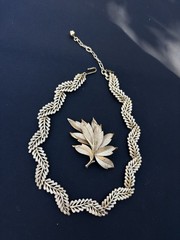 Vintage Crown Trifari Leaf Necklace 16.5 Gold Tone w Matching Brooch