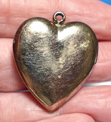 STERLING SILVER HEART LOCKET MATTE CENTER VINTAGE 25 X 30 MM 5.7 GRAMS J-446