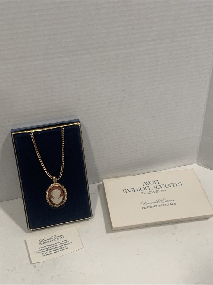 Vintage AVON 1974 Reversible Cameo Pendant Necklace,24″ Chain, Original Box