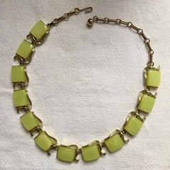 VINTAGE LUCITE – CORO Necklace – YELLOW – Collar length 16′” Gold-tone
