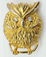 B1-4380 VINTAGE BROOCH GOLD TONE PIN 1.4″ RHINESTONE OWL BIRD ANIMAL