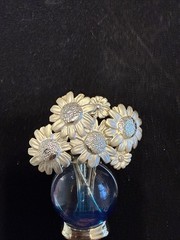 VINTAGE AJC AMERICAN JEWELRY CHAIN DAISY FLOWER BOUQUET VASE BROOCH 2.25″