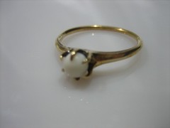 VINTAGE 14K YELLOW GOLD WHITE STONE SOLITAIRE RING SIZE 7.5