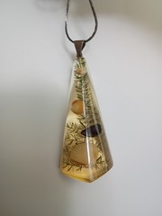 Vintage Large Pyramid Style Teardrop Lucite Oyster & Sea Shells Pendant Necklace