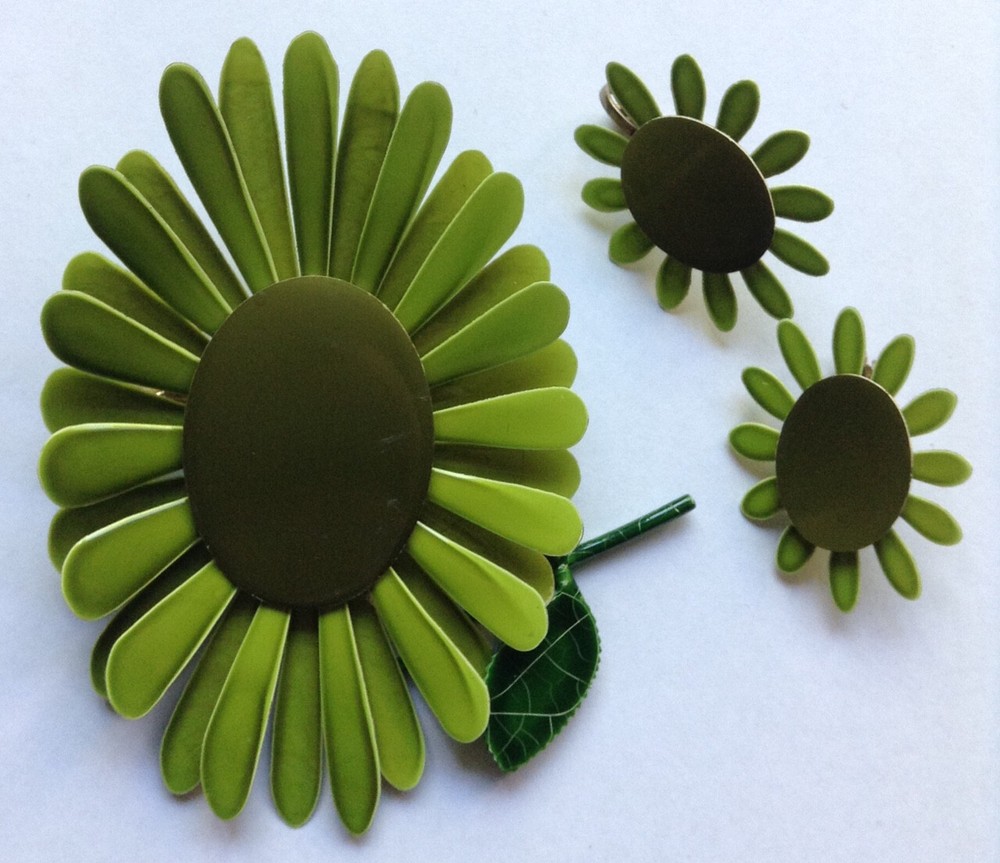 Vintage Retro 1960s Green Daisy Brooch + Clip-On Earrings Set, Antique Fashion