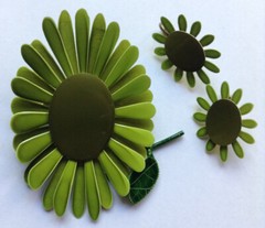 Vintage Retro 1960s Green Daisy Brooch + Clip-On Earrings Set, Antique Fashion
