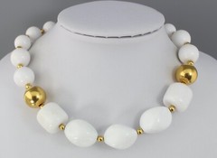 VINTAGE WHITE PLASTIC LUCITE GRADUATED BEAD NECKLACE LIZ CLAIBORNE