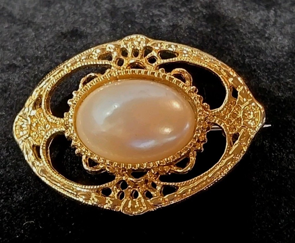 Vintage Off White Faux Pearl Gold Tone Metal Brooch Vintage