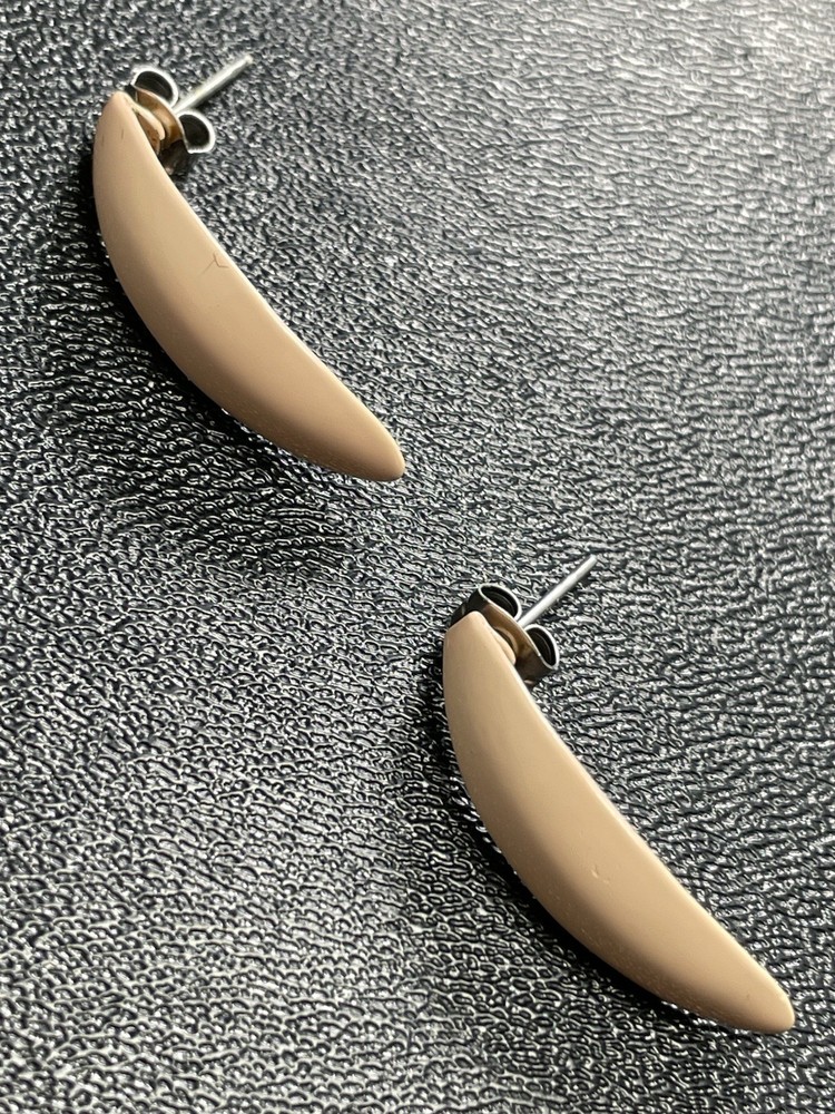 Vintage 1.2” Beige Enameled Metal Drop Earrings