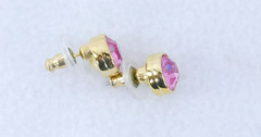 STUNNiNG SWAROVSKi SOLiTAiRE PiNK CRYSTAL GOLD BEZEL PiERCED POST EARRiNGS