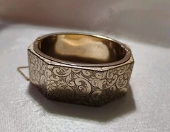 BEAUTIFUL VINTAGE HOBE SIGNED GOLD HINGE ENGRAVED BRACELET