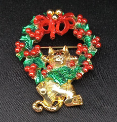AJC Christmas Wreath Cat Hanging Brooch Pin