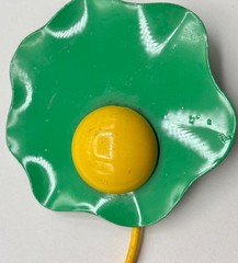 RARE VINTAGE EARLY 1960s MOD POP ART FLOWER PIN GREEN & YELLOW 💚💛 PETALS