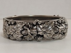 Vintage Silver Tone Repousse Grape Leaves Vine Bangle Bracelet Jewelry Hinged