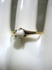 VINTAGE 14K YELLOW GOLD WHITE STONE SOLITAIRE RING SIZE 7.5