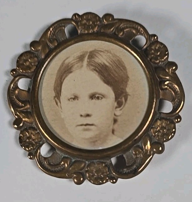 Antique Yellow Gold Tone Photo Picture Frame Brooch Pin C Clasp Good Shape