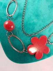 40″ Long Red Plastic Flower Gun Metal Grey Necklace & 6.5″ stretch Bracelet set