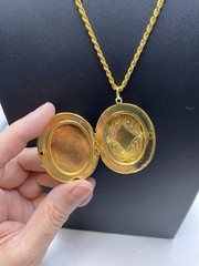 Vintage Cameo Locket Fashion Gold Tone Necklace 23” Chain Is Signed