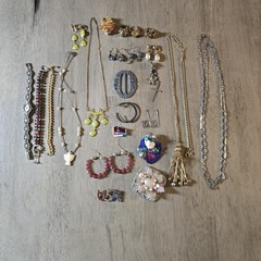 VINTAGE ASSORTED JEWELRY LOT / 24 Pieces
