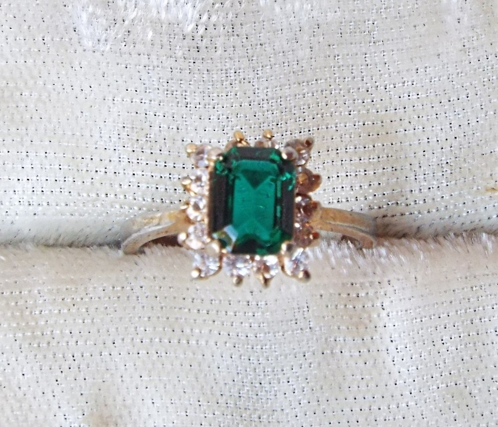 Vintage faux emerald ring 18 KT GEL yellow gold plate size 7 clear rhinestones