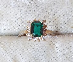 Vintage faux emerald ring 18 KT GEL yellow gold plate size 7 clear rhinestones