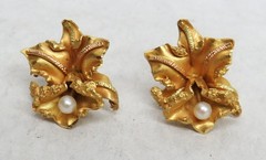 BEAUTIFUL 18K GOLD LILY FLOWER EARRINGS