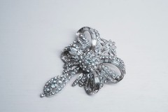 Vintage brooch Gablonz rhinestone bow silver-toned 6.5 cm.