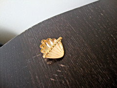 VTG 1970s SCALLOPED SEASHELL GOLD TONE HINGED W/ SAFETY CATCH DRESS/SCARF CLIP