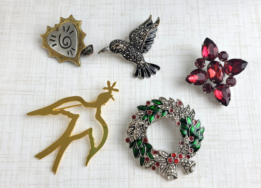 Modern Brooch Lot Humming Bird Dove Christmas Wreath Acrylic Rhinestones Heart