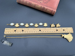 VTG 1980’s MONET 3 Piece Set Gold-tone Shell Necklace Bracelet Clip-on Earrings