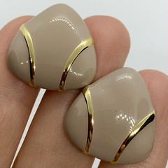 VTG TAN BEIGE ENAMEL MODERNIST GOLD EARRINGS CLIP-ON CREAMY BROWN 7/8”