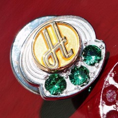 14k multi tone gold 0.24ct Treated Emerald service pin vintage 3.3gr