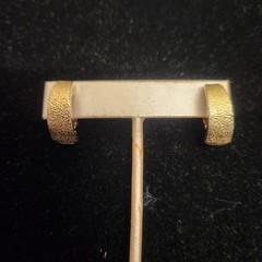 Vintage Celebrity Gold Tone Clip-On Earrings – Classic Statement Style