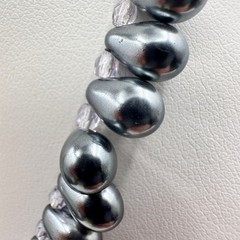 Vintage 80s 90s Elegant Silver Tone Teardrop Pearl-Style Beaded Necklace Jewelry